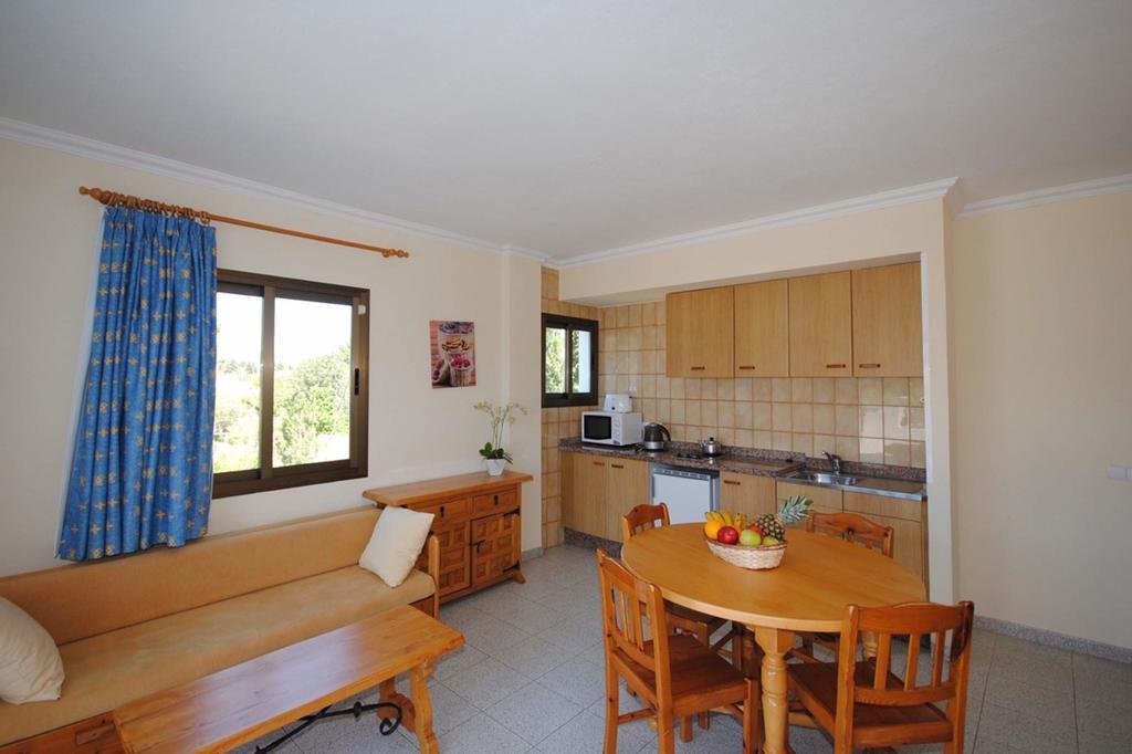 Casa Luis Apartments Santa Eularia des Riu Room photo